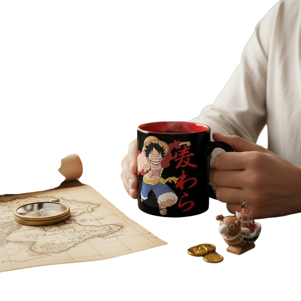 Mug en céramique NIPPON DOKI STORE One Piece 460ml noir avec Luffy et calligraphie japonaise tenu par une personne