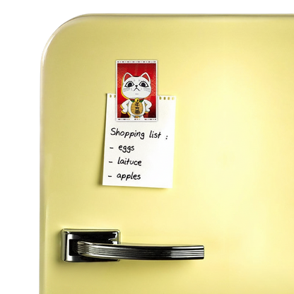 Aimant NIPPON DOKI STORE Dan Da Dan Mémé Turbo rectangulaire fixé sur un réfrigérateur jaune avec une liste de courses