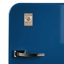 Aimant NIPPON DOKI STORE Wanted Luffy de One Piece fixé sur la porte d'un réfrigérateur bleu