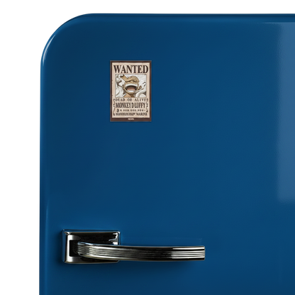 Aimant NIPPON DOKI STORE Wanted Luffy de One Piece fixé sur la porte d'un réfrigérateur bleu