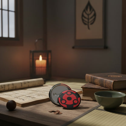 Badge 50mm Naruto NIPPON DOKI STORE avec motif Sharingan rouge et noir posé sur une table en bois traditionnelle