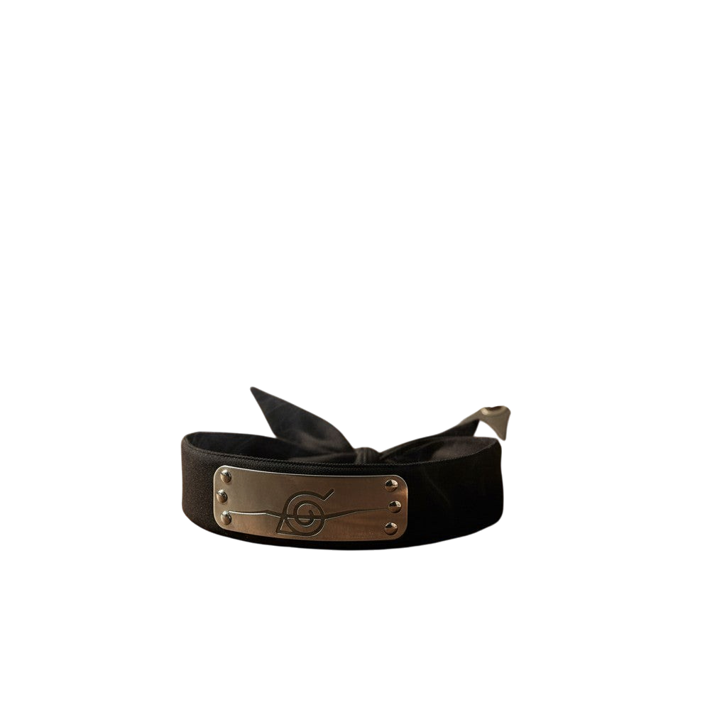Bandeau Naruto Anti Konoha officiel NIPPON DOKI STORE en tissu noir avec plaque métallique gravée sur table en bois