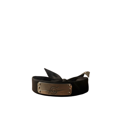 Bandeau Naruto Anti Konoha officiel NIPPON DOKI STORE en tissu noir avec plaque métallique gravée sur table en bois