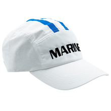 Casquette blanche Marine de One Piece par NIPPON DOKI STORE avec bandes bleues et inscription noire