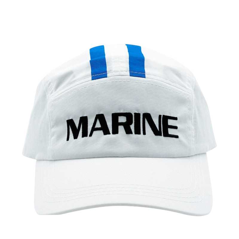 Casquette blanche officielle Marine de One Piece par NIPPON DOKI STORE avec inscription noire et bandes bleues