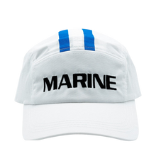 Casquette blanche officielle Marine de One Piece par NIPPON DOKI STORE avec inscription noire et bandes bleues