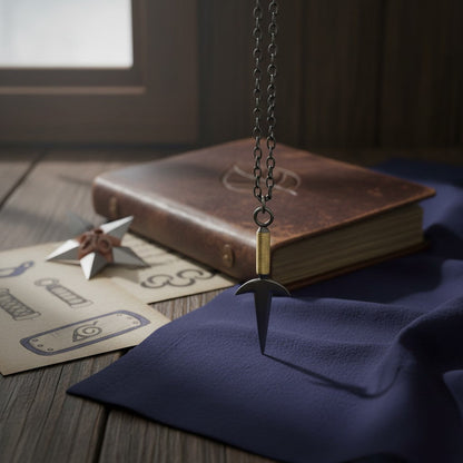 Collier NIPPON DOKI STORE avec pendentif 3D Kunai de Minato en métal noir et doré, accessoire officiel Naruto.