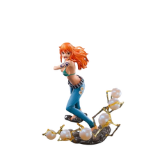 Figurine Nami de One Piece par NIPPON DOKI STORE, personnage aux cheveux orange avec socle décoré de perles