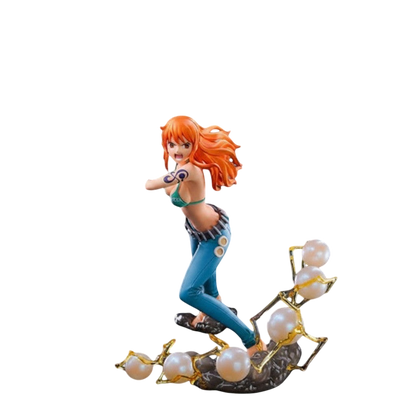 Figurine Nami de One Piece par NIPPON DOKI STORE, personnage aux cheveux orange avec socle décoré de perles