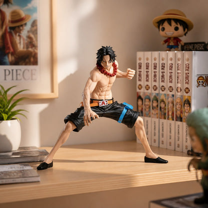 Figurine NIPPON DOKI STORE de Portgas D. Ace de One Piece, gamme Grandista 20cm, posant sur un bureau avec des mangas.