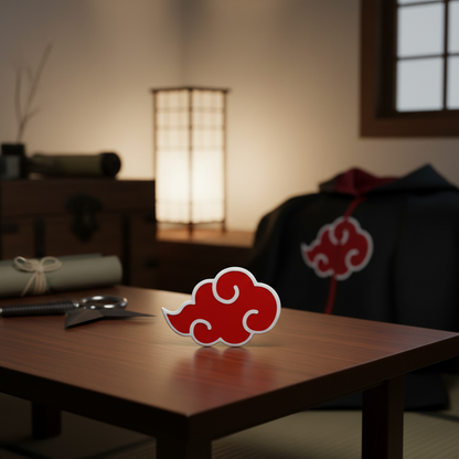 Lampe NIPPON DOKI STORE en forme de nuage Akatsuki rouge et blanc posée sur une table en bois dans une pièce zen