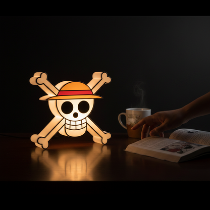 Lampe NIPPON DOKI STORE One Piece en forme de tête de mort avec chapeau de paille de Luffy sur un bureau