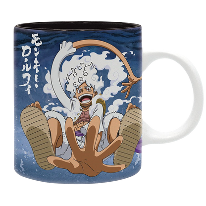 Mug en céramique NIPPON DOKI STORE de 320 ml illustré avec Luffy Gear 5 Nika de One Piece sur fond bleu