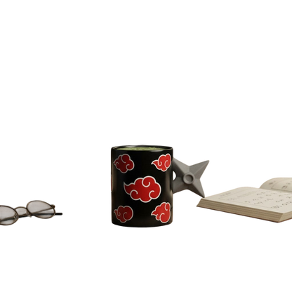 Mug en céramique NIPPON DOKI STORE Naruto avec motifs nuages Akatsuki rouges et anse en forme de shuriken