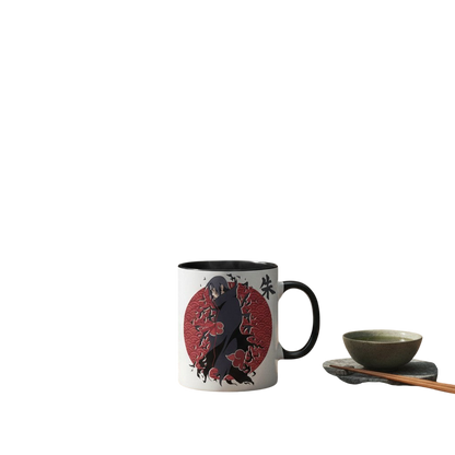 Mug en céramique NIPPON DOKI STORE Naruto Itachi Uchiwa 460ml avec motif rouge et noir sur fond blanc