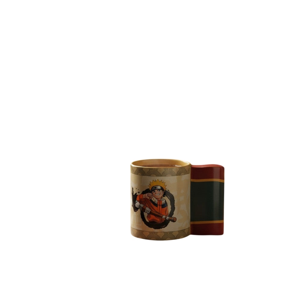Mug 3D en céramique NIPPON DOKI STORE avec anse en forme de parchemin Naruto sur une table en bois
