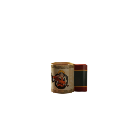 Mug 3D en céramique NIPPON DOKI STORE avec anse en forme de parchemin Naruto sur une table en bois