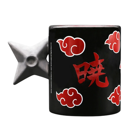 Mug en céramique NIPPON DOKI STORE Naruto Akatsuki noir avec anse en forme de shuriken et motifs de nuages rouges