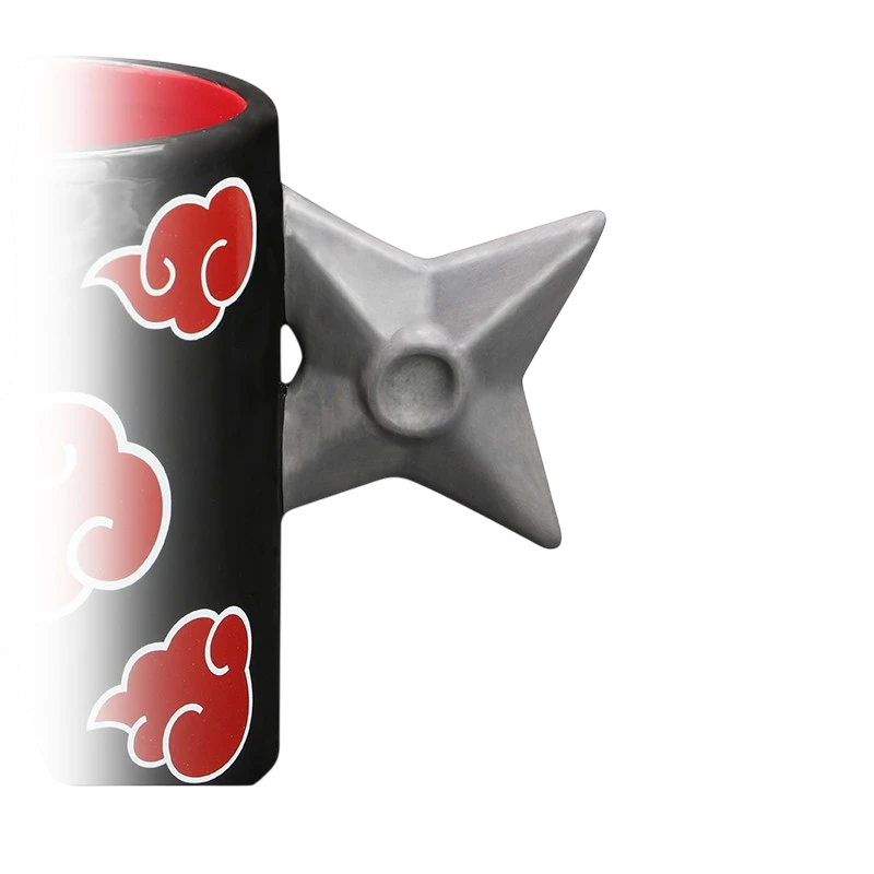 Mug en céramique NIPPON DOKI STORE Naruto avec anse en forme de shuriken Akatsuki et motifs de nuages rouges