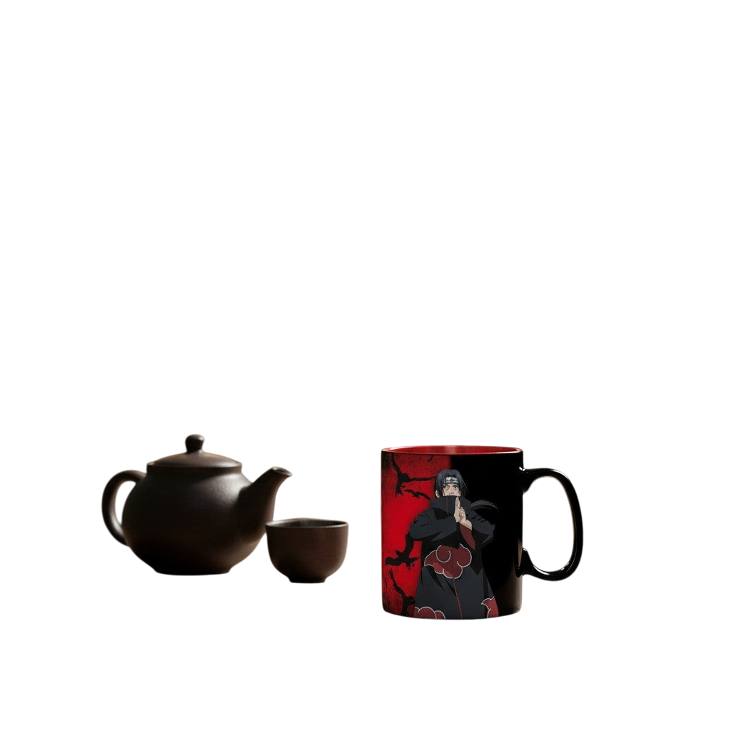 Mug thermo-réactif NIPPON DOKI STORE Naruto avec Itachi Uchiha sur fond rouge et noir posé sur une table en bois