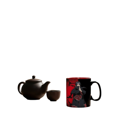 Mug thermo-réactif NIPPON DOKI STORE Naruto avec Itachi Uchiha sur fond rouge et noir posé sur une table en bois
