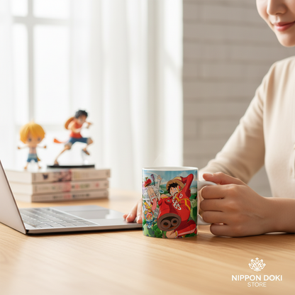 Mug en céramique NIPPON DOKI STORE de 320 ml illustré avec Luffy et Vegapunk de One Piece, posé sur un bureau.