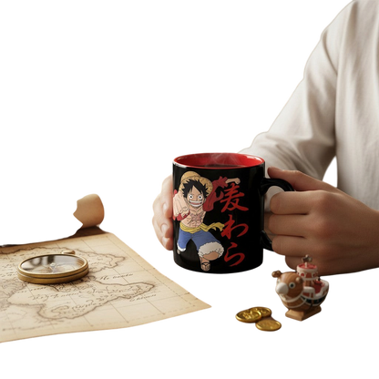 Mug en céramique NIPPON DOKI STORE One Piece 460ml noir avec Luffy et calligraphie japonaise tenu par une personne