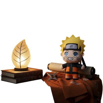 Peluche Naruto 15 cm NIPPON DOKI STORE, personnage aux cheveux blonds et tenue orange, posée sur une table en bois.