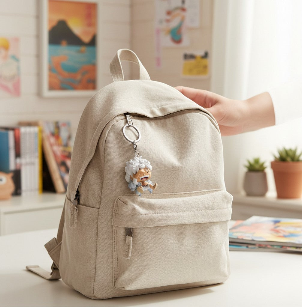 Porte-clés Funko Pocket Pop Luffy Gear 5 accroché à un sac à dos beige, produit officiel NIPPON DOKI STORE