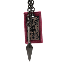 Porte-clés NIPPON DOKI STORE Naruto 3D représentant un kunaï en métal gris et un parchemin explosif en tissu rouge