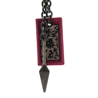 Porte-clés NIPPON DOKI STORE Naruto 3D représentant un kunaï en métal gris et un parchemin explosif en tissu rouge