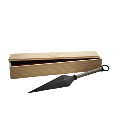 Réplique en mousse du Kunai de Naruto par NIPPON DOKI STORE, posée sur un parchemin devant son coffret en bois.