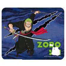 Tapis de souris souple NIPPON DOKI STORE One Piece illustrant Roronoa Zoro avec ses sabres sur fond bleu